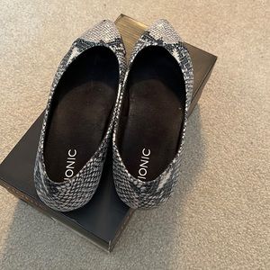 Vionic Caballo Ballet Flat Gray Snake Print 7.5